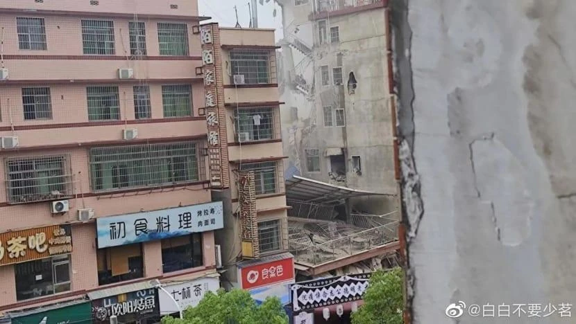 Hình ảnh toà nhà 6 tầng ở TP Trường Sa, Trung Quốc bị đổ sập. Ảnh: WEIBO Hình ảnh toà nhà 6 tầng ở TP Trường Sa, Trung Quốc bị đổ sập. Ảnh: WEIBO
