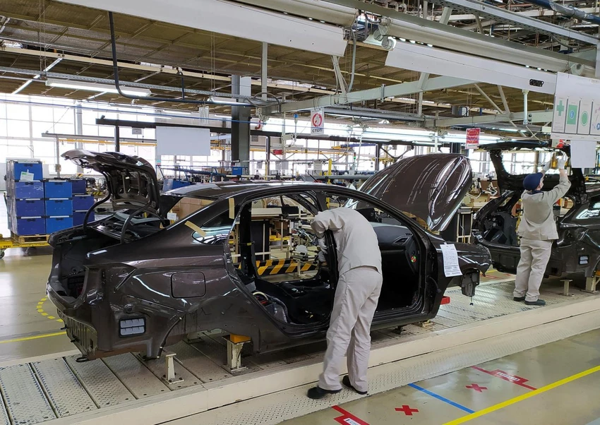 Công nhân làm việc tại xưởng sản xuất xe Lada ở Nga. Ảnh: WSJ Công nhân làm việc tại xưởng sản xuất xe Lada ở Nga. Ảnh: WSJ