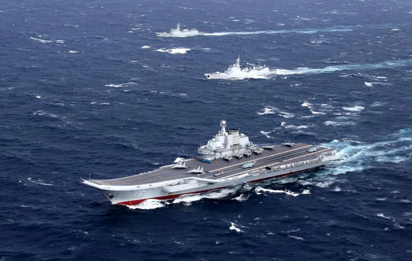 Tàu sân bay Liêu Ninh dẫn đầu đoàn tàu chiến tập trận ở Biển Đông hồi 2016. Ảnh: CHINA DAILY Tàu sân bay Liêu Ninh dẫn đầu đoàn tàu chiến tập trận ở Biển Đông hồi 2016. Ảnh: CHINA DAILY