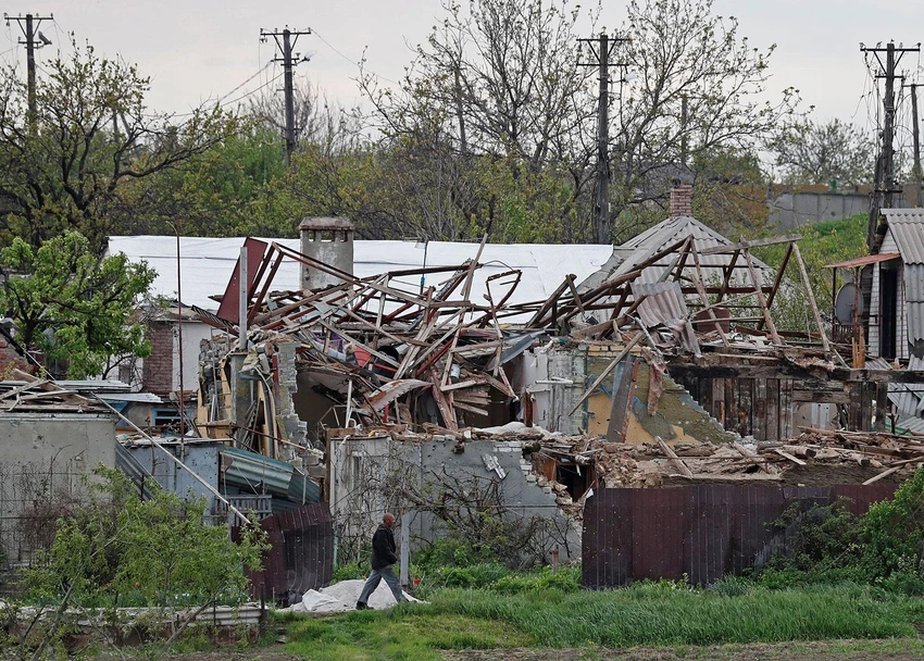 Nhà dân bị đổ sập ở TP Mariupol hôm 5-5. Ảnh: REUTERS Nhà dân bị đổ sập ở TP Mariupol hôm 5-5. Ảnh: REUTERS