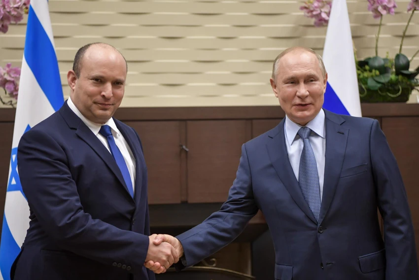 Thủ tướng Naftali Bennett (trái) gặp Tổng thống Vladimir Putin ở TP Sochi, Nga vào ngày 22-10-2021. Ảnh: GPO Thủ tướng Naftali Bennett (trái) gặp Tổng thống Vladimir Putin ở TP Sochi, Nga vào ngày 22-10-2021. Ảnh: GPO