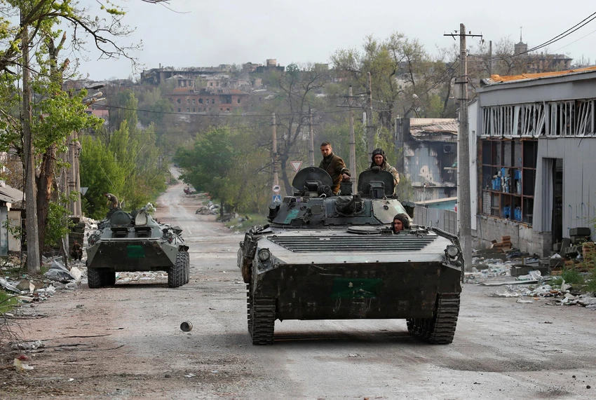 Lực lượng thân Nga đi trên xe bọc thép gần nhà máy Azovstal, TP Mariupol vào ngày 5-5. Ảnh: REUTERS