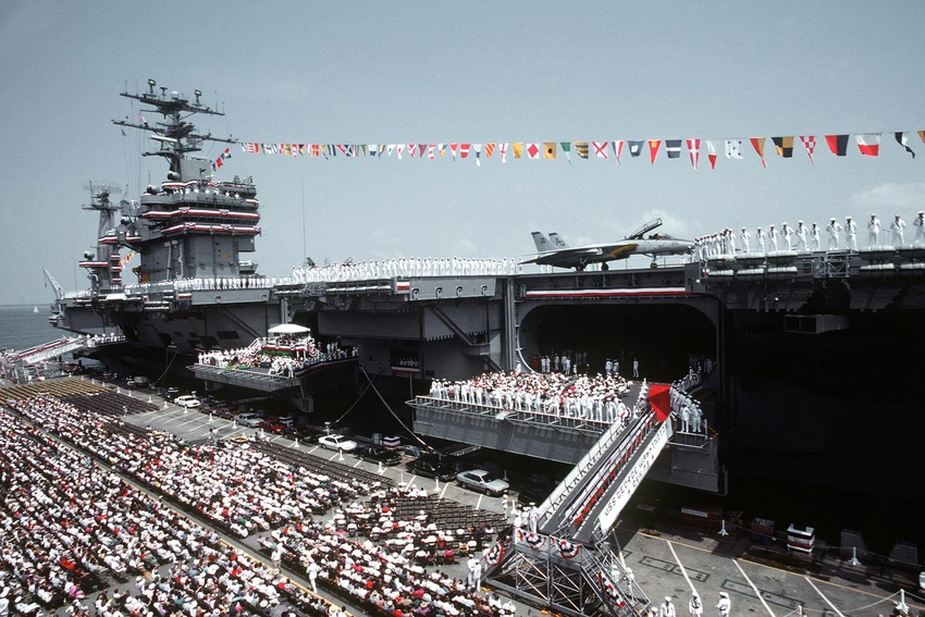 Thuỷ thủ và những người có liên quan tham dự buổi lễ đưa tàu USS George Washington vào hoạt động. Ảnh: U.S. NATIONAL ARCHIVES Thuỷ thủ và những người có liên quan tham dự buổi lễ đưa tàu USS George Washington vào hoạt động. Ảnh: U.S. NATIONAL ARCHIVES