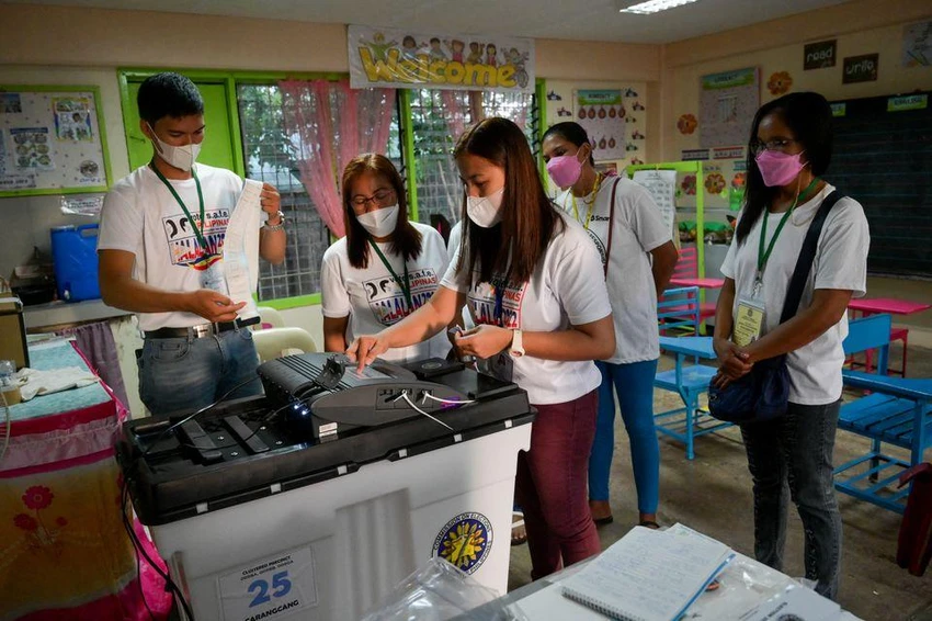 Các tình nguyện viên chuẩn bị cho các cuộc bỏ phiếu ở tình Camarines Sur. Ảnh: REUTERS