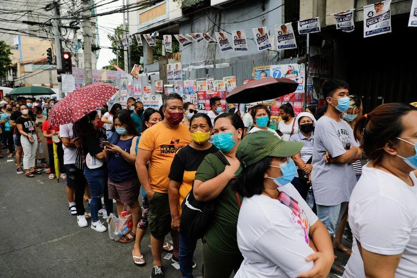 Người dân Philippines xếp hàng để bỏ phiếu. Ảnh: REUTERS Người dân Philippines xếp hàng để bỏ phiếu. Ảnh: REUTERS