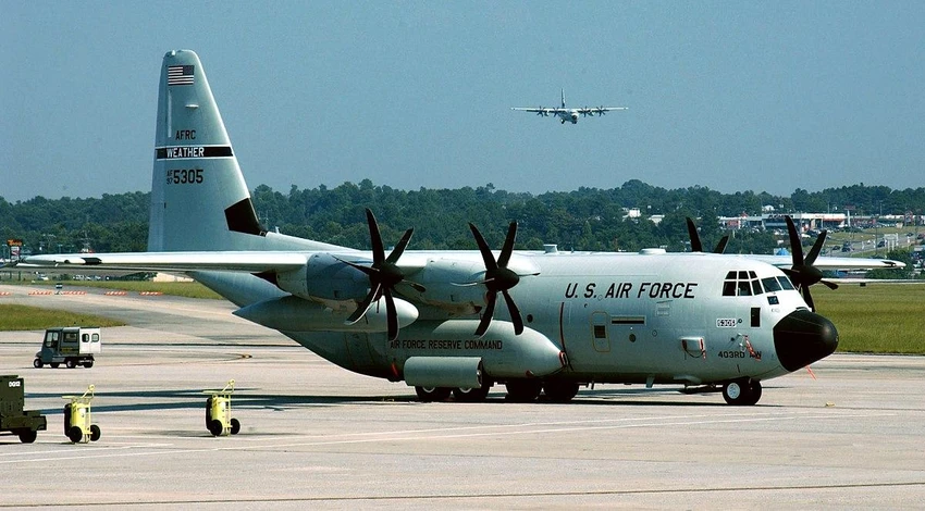 Máy bay trinh sát thời tiết “Thợ săn bão” WC-130 Hercules. Ảnh: WIKIPEDIA Máy bay trinh sát thời tiết “Thợ săn bão” WC-130 Hercules. Ảnh: WIKIPEDIA