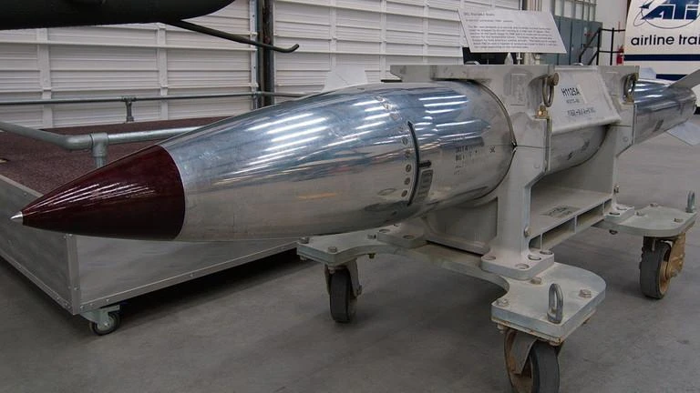 Một quả bom hạt nhân B61 được trưng bày tại Bảo tàng Hàng không và Không gian ở bang Arizona, Mỹ. Ảnh: WIKIPEDIA Một quả bom hạt nhân B61 được trưng bày tại Bảo tàng Hàng không và Không gian ở bang Arizona, Mỹ. Ảnh: WIKIPEDIA