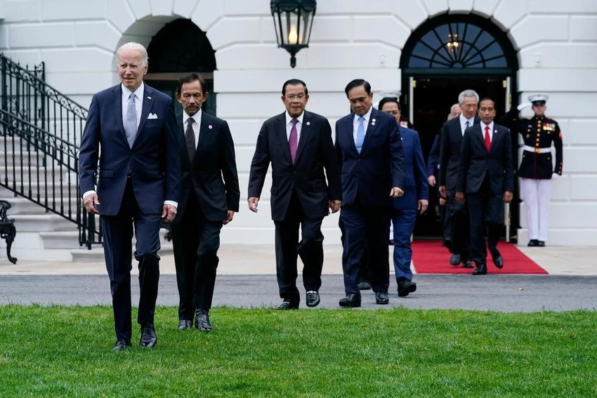 Tổng thống Mỹ Joe Biden và các lãnh đạo cấp cao ASEAN ở bên ngoài Nhà Trắng hôm 12-5. Ảnh: AP Tổng thống Mỹ Joe Biden và các lãnh đạo cấp cao ASEAN ở bên ngoài Nhà Trắng hôm 12-5. Ảnh: AP