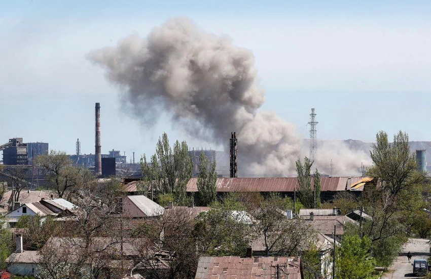 Một vụ nổ ở nhà máy thép Azovstal hôm 8-5 do giao tranh Nga-Ukraine. Ảnh: REUTERS Một vụ nổ ở nhà máy thép Azovstal hôm 8-5 do giao tranh Nga-Ukraine. Ảnh: REUTERS