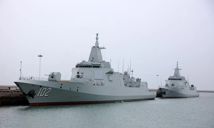 Hai tàu khu trục Type 055 của Trung Quốc là Nanchang và Lhasa đậu chung một cảng hồi năm 2021. Ảnh: PLA Hai tàu khu trục Type 055 của Trung Quốc là Nanchang và Lhasa đậu chung một cảng hồi năm 2021. Ảnh: PLA