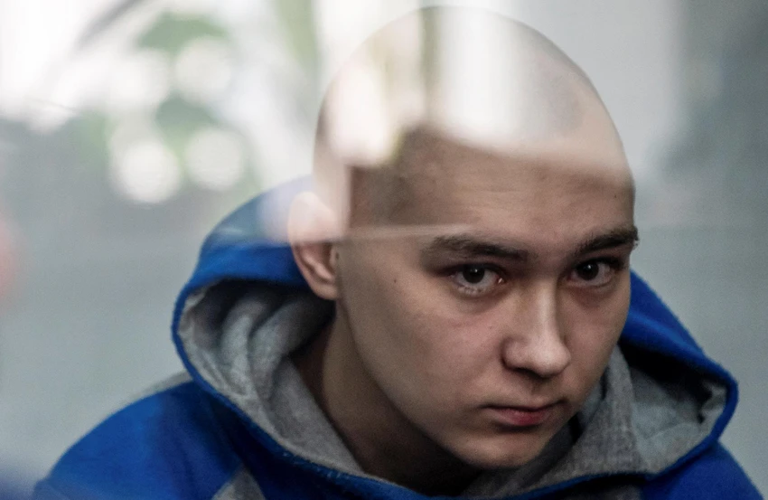 Vadim Shishimarin, 21 tuổi - người lính Nga đầu tiên bị Ukraine xét xử với cáo buộc phạm tội ác chiến tranh. Ảnh: AP
