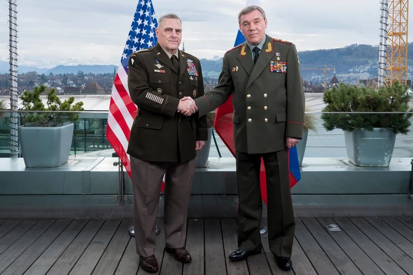 Tướng Mỹ Mark Milley (trái) và Tướng Nga Valery Gerasimov gặp nhau tại Thụy Sĩ năm 2019. Ảnh: BỘ QUỐC PHÒNG MỸ Tướng Mỹ Mark Milley (trái) và Tướng Nga Valery Gerasimov gặp nhau tại Thụy Sĩ năm 2019. Ảnh: BỘ QUỐC PHÒNG MỸ