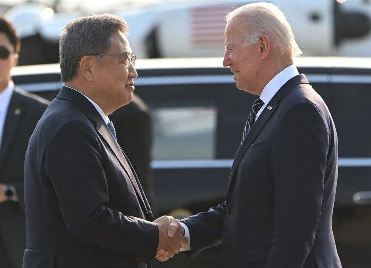 Tổng thống Mỹ Joe Biden (phải) bắt tay Ngoại trưởng Hàn Quốc Park Jin. Ảnh: AFP