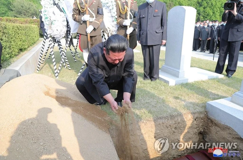 Ông Kim rải đất xuống mộ cố Nguyên soái Hyon. Ảnh: YONHAP Ông Kim rải đất xuống mộ cố Nguyên soái Hyon. Ảnh: YONHAP