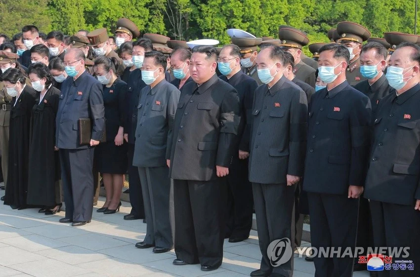 Ông Kim và đông đảo quan chức Triều Tiên viếng ông Hyon. Ảnh: YONHAP Ông Kim và đông đảo quan chức Triều Tiên viếng ông Hyon. Ảnh: YONHAP