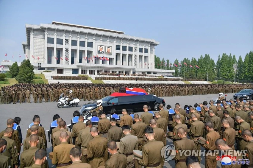 Quân dân Triều Tiên bày tỏ thương tiếc với cố nguyên soái. Ảnh: YONHAP Quân dân Triều Tiên bày tỏ thương tiếc với cố nguyên soái. Ảnh: YONHAP