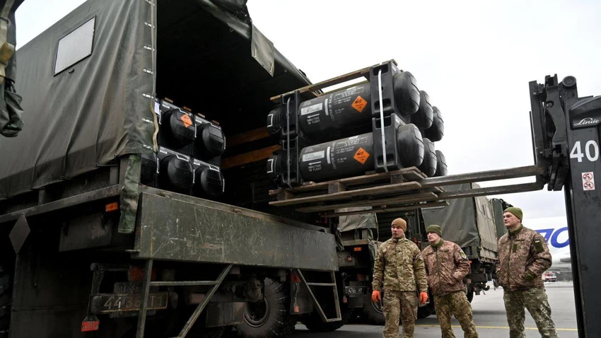 Lính Ukraine bốc dỡ lô tên lửa Javelin do Mỹ gửi. Ảnh: CNN