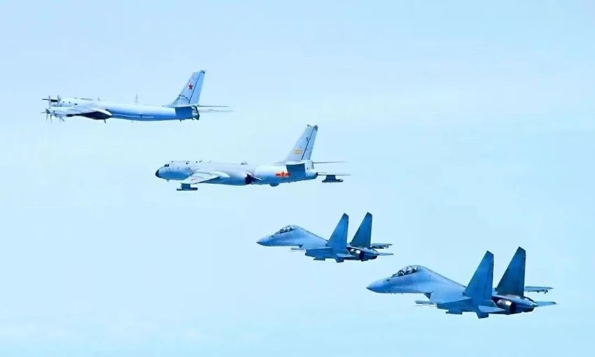 Hai máy bay chiến đấu J-16 của Trung Quốc hộ tống một máy bay ném bom H-6K Trung Quốc và một máy bay ném bom Tu-95MS Nga trong cuộc tuần tra chung ngày 24-5. Ảnh: CCTV
