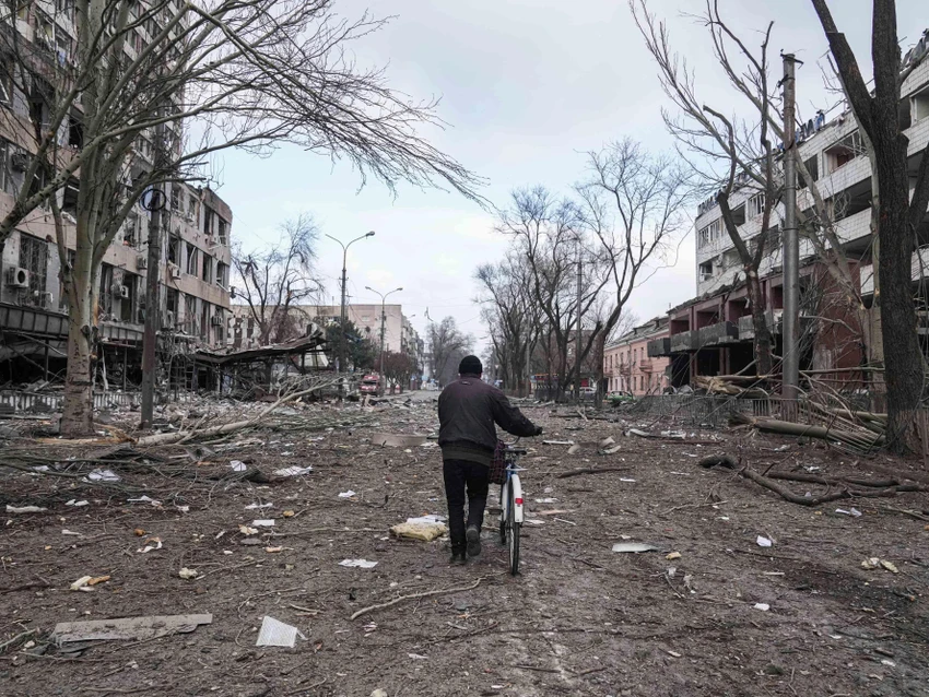 Một góc TP Mariupol, Ukraine bị tàn phá hồi tháng 3-2022. Ảnh: AP Một góc TP Mariupol, Ukraine bị tàn phá hồi tháng 3-2022. Ảnh: AP