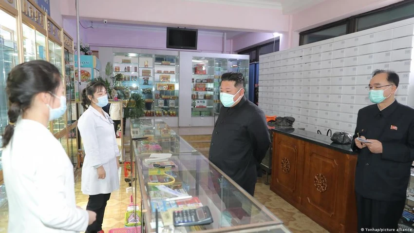 Chủ tịch Kim Jong-un thị sát một hiệu thuốc ở Bình Nhưỡng hôm 16.5. Ảnh: KCNA Chủ tịch Kim Jong-un thị sát một hiệu thuốc ở Bình Nhưỡng hôm 16.5. Ảnh: KCNA