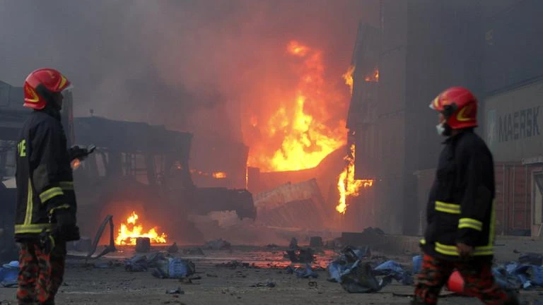 Nhân viên cứu hỏa dập lửa. Ảnh: AFP Nhân viên cứu hỏa dập lửa. Ảnh: AFP