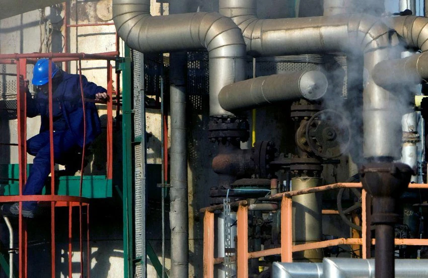 Công nhân làm việc tại nhà máy dầu Repsol SA ở Tây Ban Nha. Ảnh: REUTERS Công nhân làm việc tại nhà máy dầu Repsol SA ở Tây Ban Nha. Ảnh: REUTERS