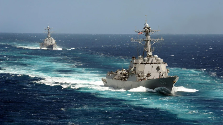 Tàu khu trục USS Kidd mang tên lửa dẫn đường (phải) của Mỹ ở Thái Bình Dương. Ảnh: HẢI QUÂN MỸ Tàu khu trục USS Kidd mang tên lửa dẫn đường (phải) của Mỹ ở Thái Bình Dương. Ảnh: HẢI QUÂN MỸ