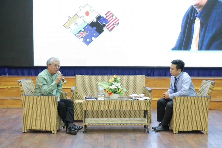 Đại sứ Phạm Quang Vinh (trái) trả lời các câu hỏi của khán giả. Ảnh: KIM UYÊN Đại sứ Phạm Quang Vinh (trái) trả lời các câu hỏi của khán giả. Ảnh: KIM UYÊN