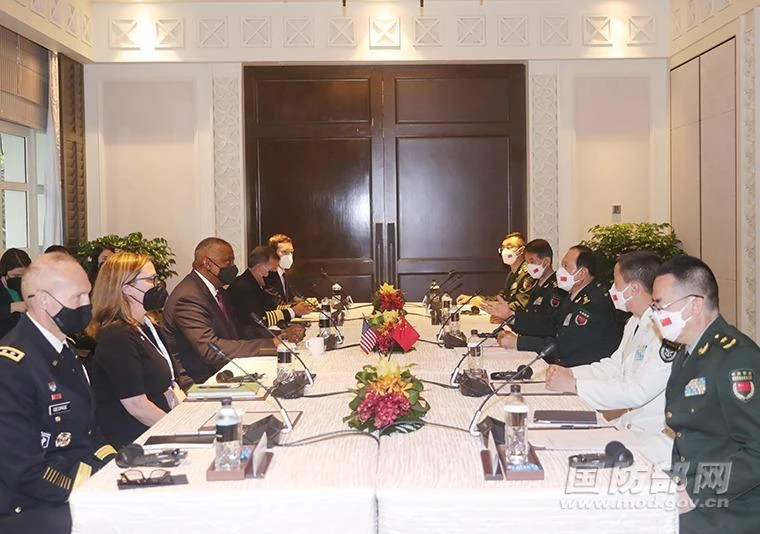 Bộ trưởng Quốc phòng Mỹ Lloyd Austin gặp người đồng cấp Trung Quốc Ngụy Phượng Hòa. Ảnh: CHINA DAILY Bộ trưởng Quốc phòng Mỹ Lloyd Austin gặp người đồng cấp Trung Quốc Ngụy Phượng Hòa. Ảnh: CHINA DAILY
