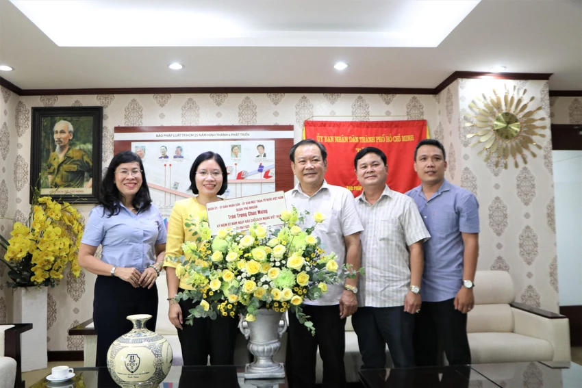 Đoàn công tác của Quận ủy - UBND - Ủy ban MTTQ Việt Nam quận Phú Nhuận thăm và chúc mừng báo Pháp Luật TP.HCM. Ảnh: HUỲNH THƠ Đoàn công tác của Quận ủy - UBND - Ủy ban MTTQ Việt Nam quận Phú Nhuận thăm và chúc mừng báo Pháp Luật TP.HCM. Ảnh: HUỲNH THƠ