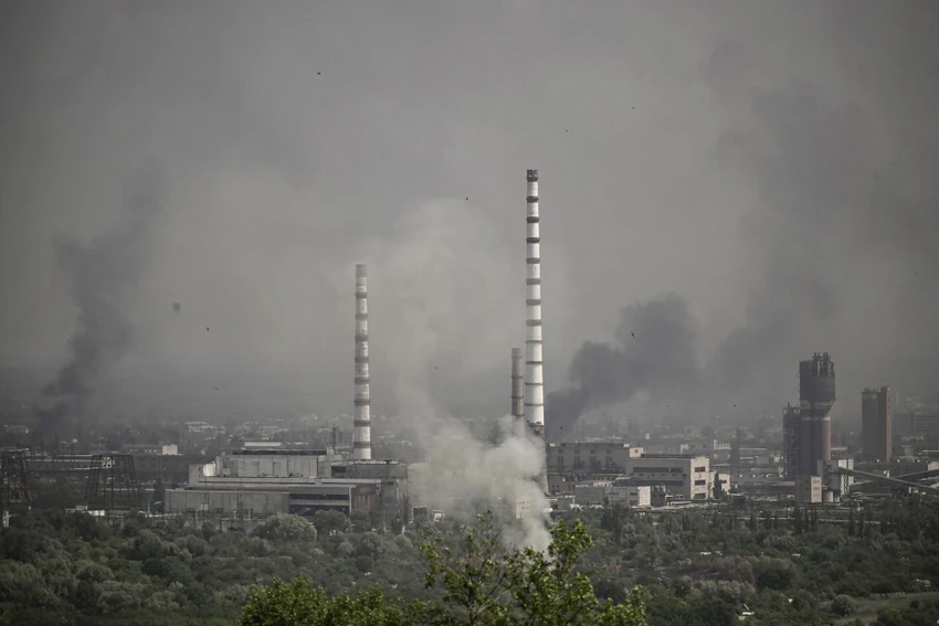 Giao tranh ở TP Sievierodonetsk hôm 14-6. Ảnh: AFP Giao tranh ở TP Sievierodonetsk hôm 14-6. Ảnh: AFP