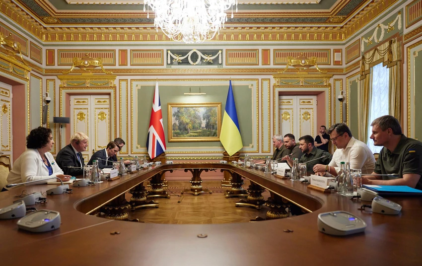 Thủ tướng Anh Boris Johnson hội đàm với Tổng thống Ukraine - ông Volodymyr Zelensky tại Kiev ngày 17-6. Ảnh: AP Thủ tướng Anh Boris Johnson hội đàm với Tổng thống Ukraine - ông Volodymyr Zelensky tại Kiev ngày 17-6. Ảnh: AP