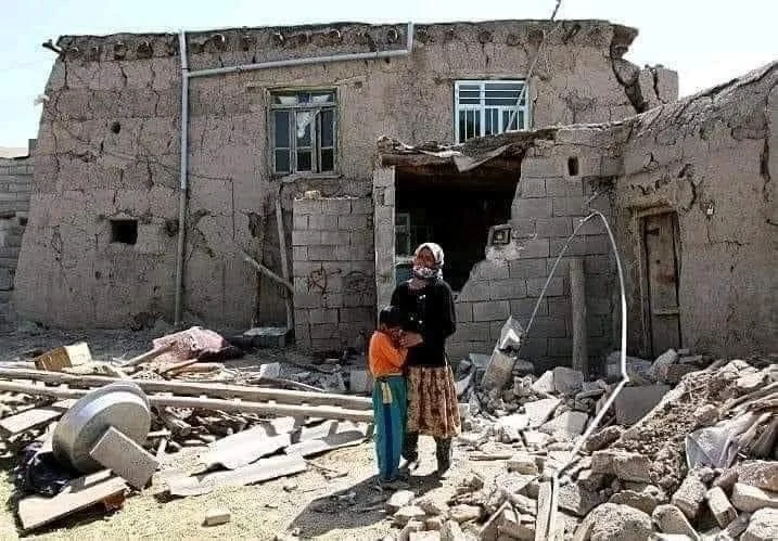 Nhà cửa tan hoang sau trận động đất ở Afghanistan. Ảnh: TWITTER