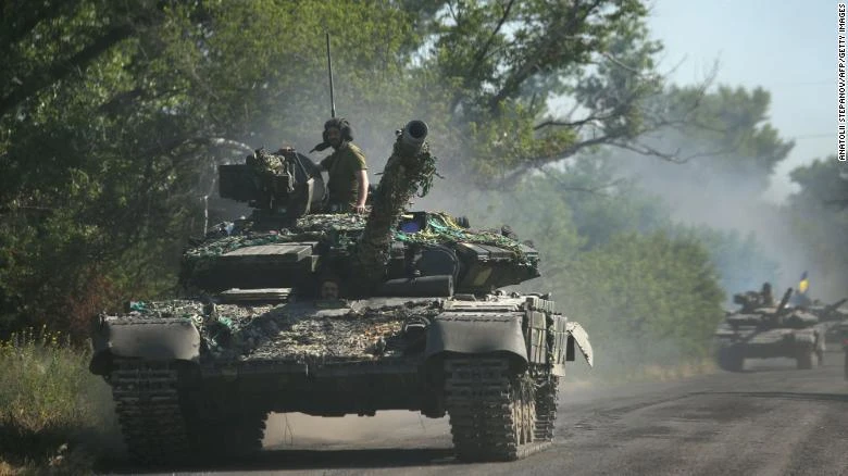 Lực lượng Ukraine di chuyển ở vùng Donbass, miền đông Ukraine hôm 21-6. Ảnh: AFP Lực lượng Ukraine di chuyển ở vùng Donbass, miền đông Ukraine hôm 21-6. Ảnh: AFP
