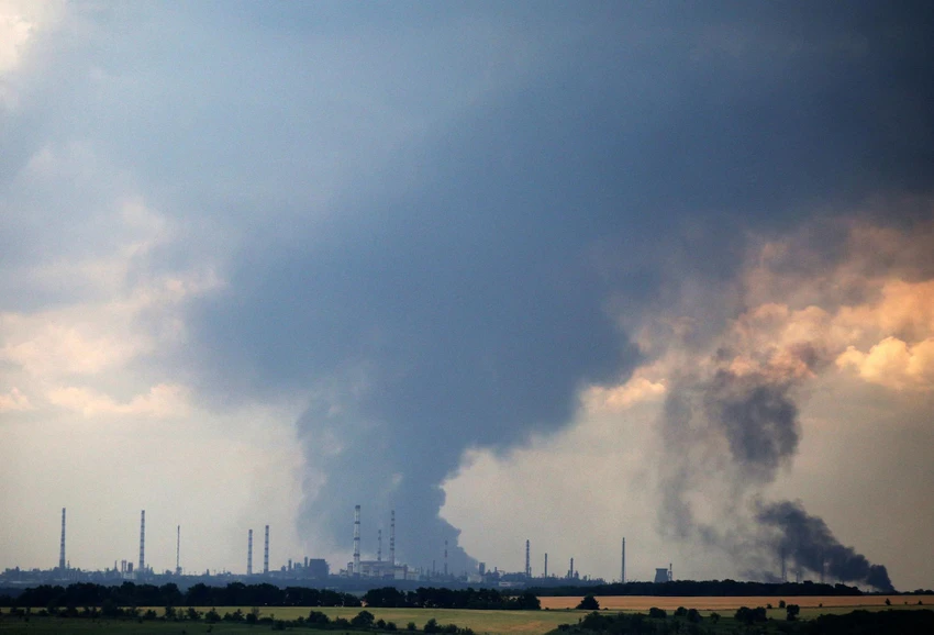 Khói bốc lên bao trùm nhà máy lọc dầu ở TP Lysychansk, miền đông Ukraine vào ngày 23-6. Ảnh: AFP Khói bốc lên bao trùm nhà máy lọc dầu ở TP Lysychansk, miền đông Ukraine vào ngày 23-6. Ảnh: AFP