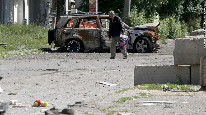Cảnh hoang tàn ở TP Lysychansk hôm 21-6. Ảnh: AFP Cảnh hoang tàn ở TP Lysychansk hôm 21-6. Ảnh: AFP
