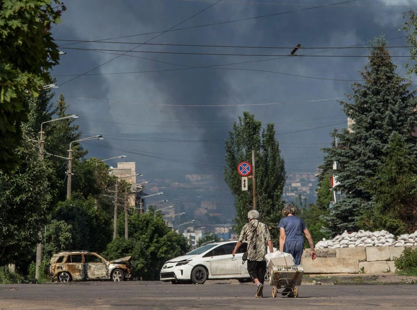 Người dân đi trên đường ở TP Lysychansk, tỉnh Luhansk hôm 10-6. Ảnh: REUTERS Người dân đi trên đường ở TP Lysychansk, tỉnh Luhansk hôm 10-6. Ảnh: REUTERS