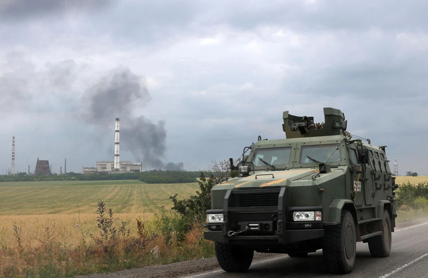 Xe bọc thép Ukraine ở TP Lysychansk. Ảnh: AFP Xe bọc thép Ukraine ở TP Lysychansk. Ảnh: AFP