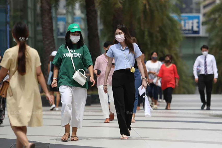 Người dân đeo khẩu trang đi trên đường phố thủ đô Bangkok. Ảnh: BANGKOK POST Người dân đeo khẩu trang đi trên đường phố thủ đô Bangkok. Ảnh: BANGKOK POST