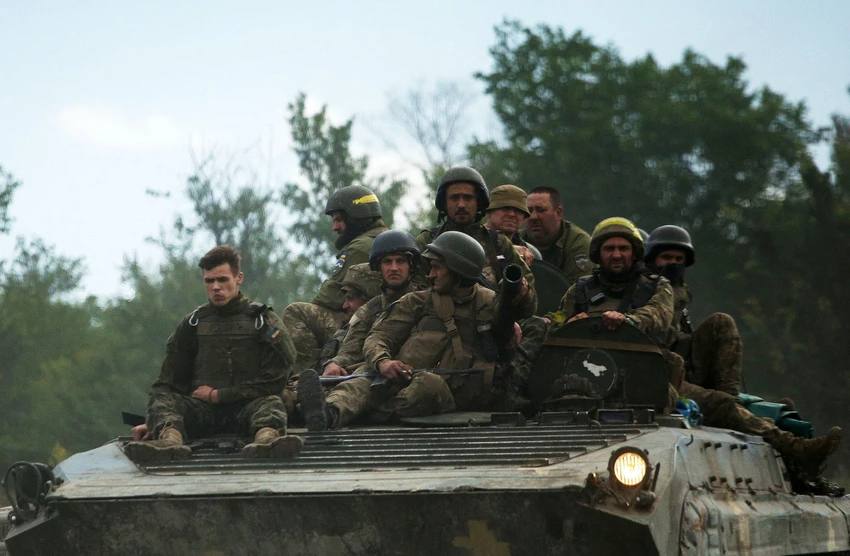 Quân Ukraine trên một con đường ở phía đông tỉnh Luhansk, Ukraine hôm 23-6. Ảnh: AFP Quân Ukraine trên một con đường ở phía đông tỉnh Luhansk, Ukraine hôm 23-6. Ảnh: AFP
