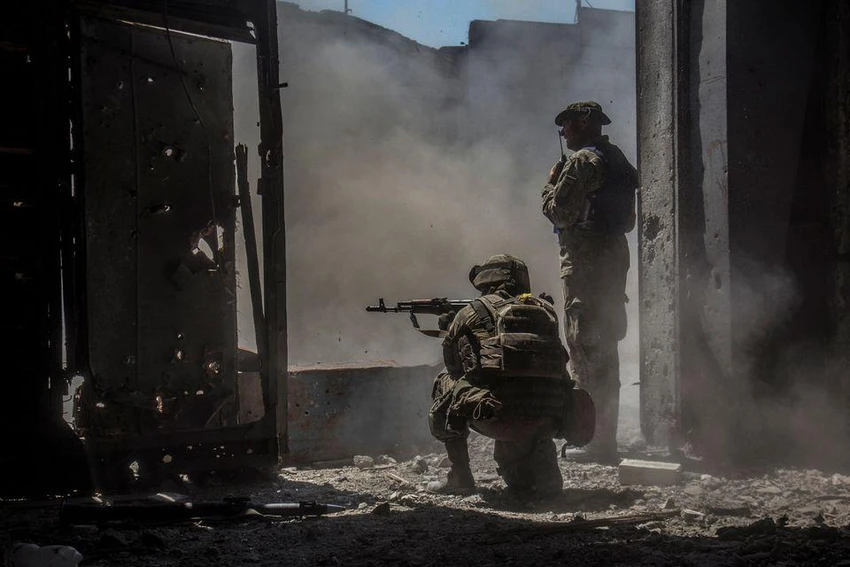 Lính Ukraine chiến đấu ở khu công nghiệp ở TP Severodonetsk hôm 20-6. Ảnh: REUTERS Lính Ukraine chiến đấu ở khu công nghiệp ở TP Severodonetsk hôm 20-6. Ảnh: REUTERS