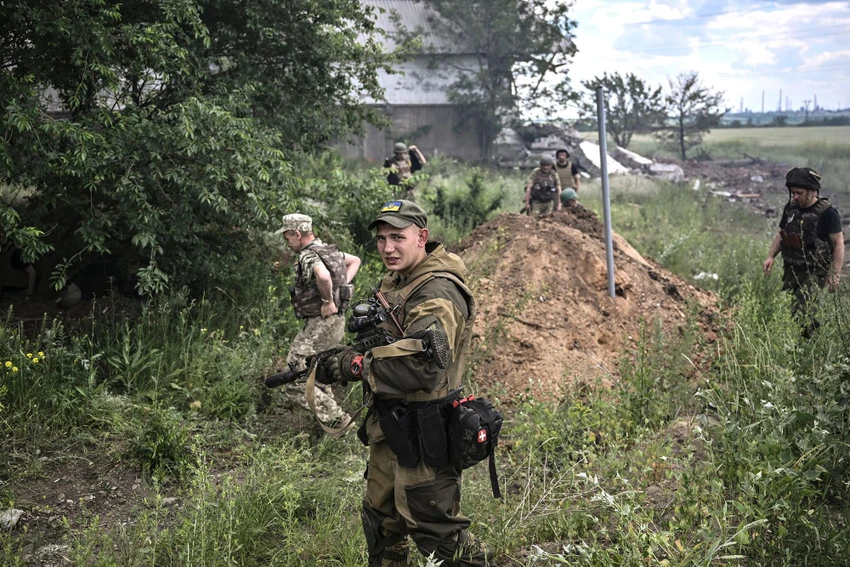 Lính Ukraine hoạt động ở ngoại ô TP Lysychansk, miền đông Ukraine hôm 17-6. Ảnh: AFP Lính Ukraine hoạt động ở ngoại ô TP Lysychansk, miền đông Ukraine hôm 17-6. Ảnh: AFP
