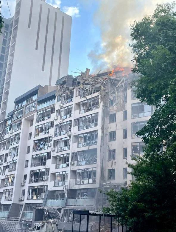 Một tòa nhà ở Kiev bị Nga pháo kích ngày 26-6. Ảnh: TWITTER Một tòa nhà ở Kiev bị Nga pháo kích ngày 26-6. Ảnh: TWITTER