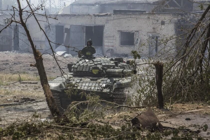 Lính Ukraine chiến đấu ở TP Severodonetsk hồi đầu tháng 6. Ảnh: AP Lính Ukraine chiến đấu ở TP Severodonetsk hồi đầu tháng 6. Ảnh: AP