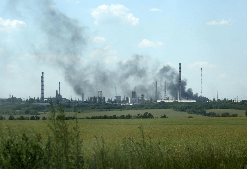 Quang cảnh bên ngoài nhà máy lọc dầu Lysychansk hôm 21-6. Ảnh: AFP