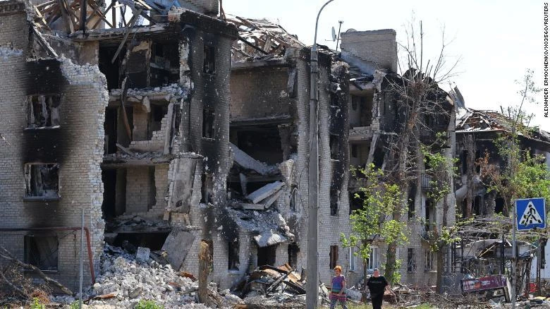Một góc TP Severodonetsk, tỉnh Luhansk ngày 30-6. Ảnh: REUTERS Một góc TP Severodonetsk, tỉnh Luhansk ngày 30-6. Ảnh: REUTERS