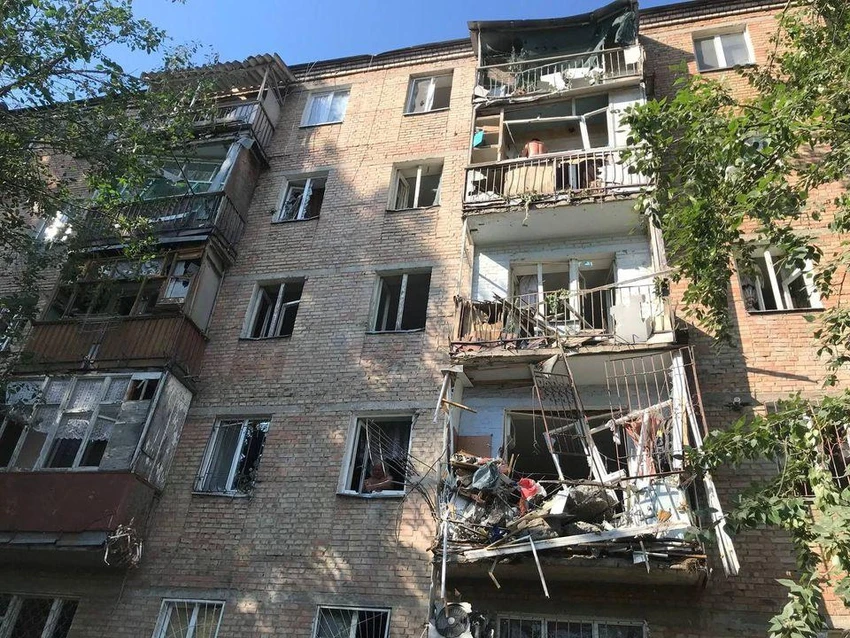 Tòa nhà ở tỉnh Mykolaiv bị hư hại hôm 29-6. Ảnh: REUTERS