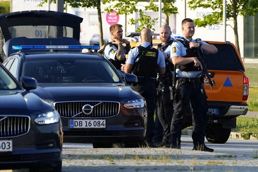 Cảnh sát đến hiện trường vụ xả súng ở thủ đô Copenhagen. Ảnh: REUTERS Cảnh sát đến hiện trường vụ xả súng ở thủ đô Copenhagen. Ảnh: REUTERS