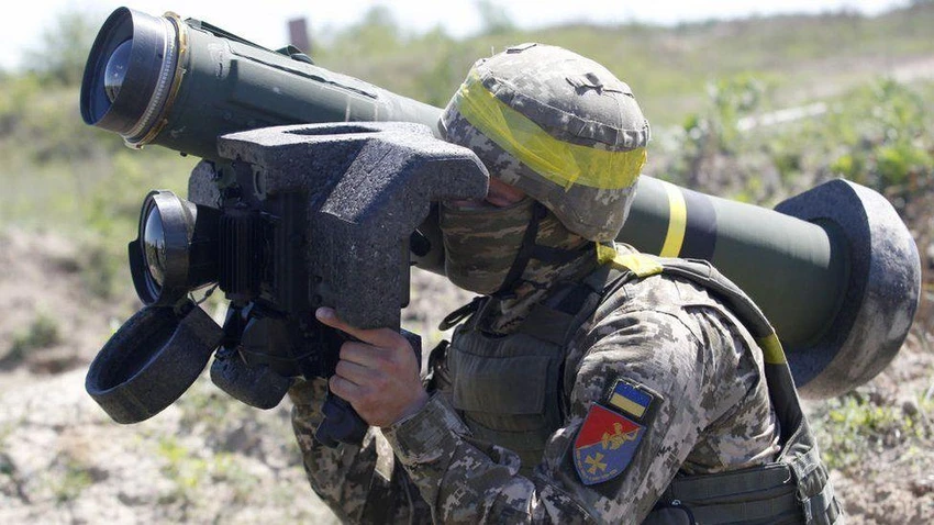 Lính Ukraine sử dụng tên lửa chống tăng Javelin hồi năm 2021. Ảnh: GETTY IMAGES Lính Ukraine sử dụng tên lửa chống tăng Javelin hồi năm 2021. Ảnh: GETTY IMAGES