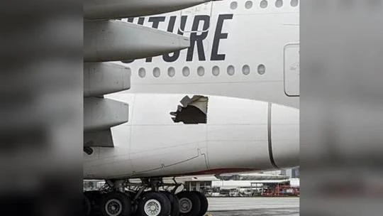 Lỗ thủng trên chiếc máy bay Airbus A380 của hãng hàng không Emirates. Ảnh: TWITTER Lỗ thủng trên chiếc máy bay Airbus A380 của hãng hàng không Emirates. Ảnh: TWITTER